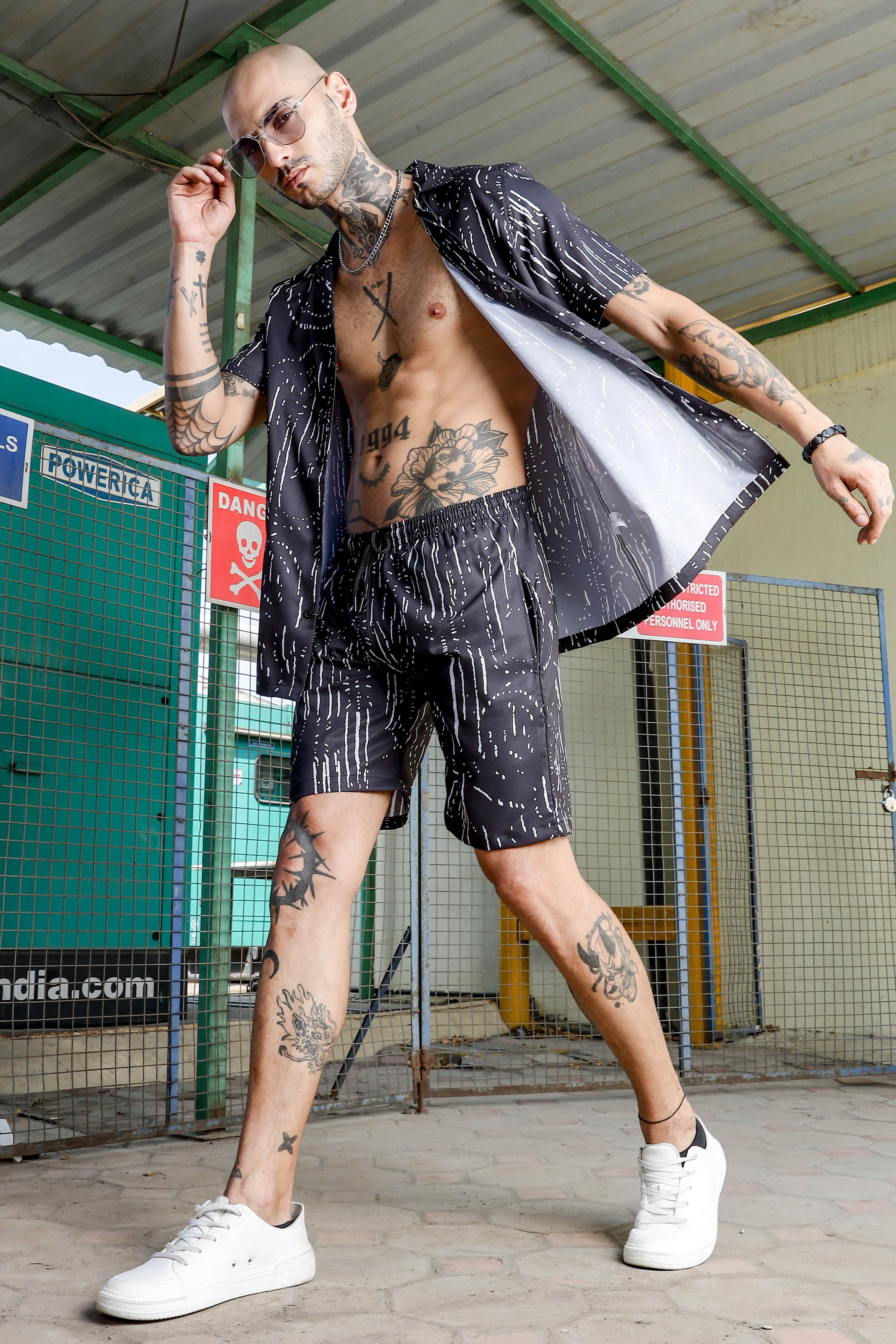 Black Geometric Print Textured Fabric Relaxed Fit Shorts